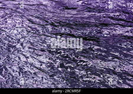 Papier peint sous-marin abstrait. Ondulation aquatique surface ondulée d'eau lilas, fond de texture d'eau Banque D'Images