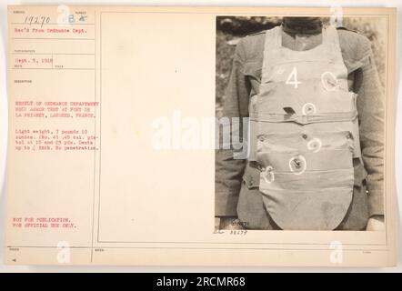 Cette photographie capture le résultat d'un essai de blindage corporel du département des munitions au fort de la Peigney, Langres, France. L'armure légère pesait 7 livres 10 onces. Il a été testé avec un pistolet de calibre .45 à 15 et 23 yards. L'armure montrait des bosses allant jusqu'à un pouce, mais il n'y avait pas de pénétration. Cette image est classée comme n'étant pas destinée à la publication et destinée à un usage officiel seulement. Banque D'Images