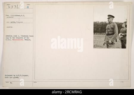 Général John J. Pershing parlant au victorieux D.8,0. De Vaucoulours, France. VP J.E. Gibbon a capturé cette photo de la rencontre pendant la première Guerre mondiale Cette image a été reçue le 25 octobre 1913, mais la date exacte de la photographie est inconnue. Il a été publié par le censeur de l'A.E.P. Banque D'Images