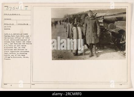 Privé T.R. Shaw, S.C., a pris cette photographie le 13 février 1919. Elle a été prise le 20 novembre 1918. L'image montre Capt. F.R. Jeffery, adjudant et officier des opérations du 146th Field Artillery. Cette unité soutient les 2e et 42e divisions, ainsi que les Marines. Le capitaine Jeffery est photographié à côté de l'un des nombreux canons de 155 mm que son unité a utilisés à Blercourt, dans la Meuse, en France. Banque D'Images