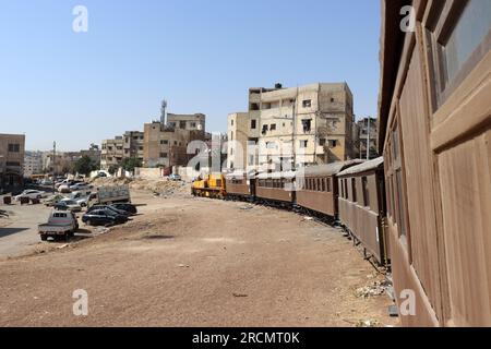 Un train parmi les maisons - un vieux train turc ottoman à vapeur en Jordanie - Hedjaz Jordan Railway Banque D'Images