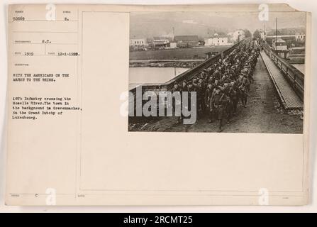 Des soldats américains du 18th Infantry peuvent être observés traversant la Moselle pendant la première Guerre mondiale. En arrière-plan, on peut voir la ville de Gravenmacher dans le Grand Dutchy du Luxembourg. Cette photographie a été prise le 1 décembre 1918 et porte le numéro d'identification 50569. Banque D'Images