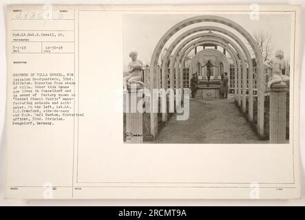 2nd Lt NAT. S. Dewell, SC, capture une photo du Rosarium depuis les marches de la Villa Henkel, qui sert maintenant de quartier général de division pour la 32e division. Le propriétaire de la villa, qui réside actuellement à Dusseldorf, est également le propriétaire de l'usine «Henkel Chemical Fabric», qui produit de la soude et du salpêtre. Capitaine Carl Hanton, officier historique, et 1st Lt. D.C. Crawford, aide de camp de la 32e Division, est visible sur le côté gauche de l'image. L'emplacement est Rengsdorf, Allemagne. Banque D'Images