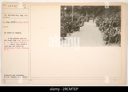 La photo 15590 montre le lieutenant William Fox, SIG. R. C., prenant une pause de dix minutes sur la route de Camp Merritt, N.J., à Alpine Landing, N.J. Ils sont en route pour la France, où ils embarqueront sur un bateau à Hoboken, N.J. et seront emmenés à embarquer sur les quais. Cette photo a été censurée et publiée par le M.I.B. Censurer le 23 août 1918.' Banque D'Images