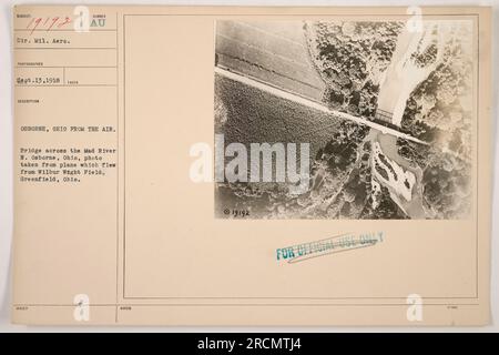 Photographie aérienne prise le 13 septembre 1918 d'un pont traversant la rivière Mad à Osborne, Ohio. La photo a été prise à partir d'un avion volant de Wilbur Wright Field à Greenfield, Ohio. Officiellement publié avec les notes 'POUR USAGE OFFICIEL SEULEMENT.' Image numéro 19192. Banque D'Images