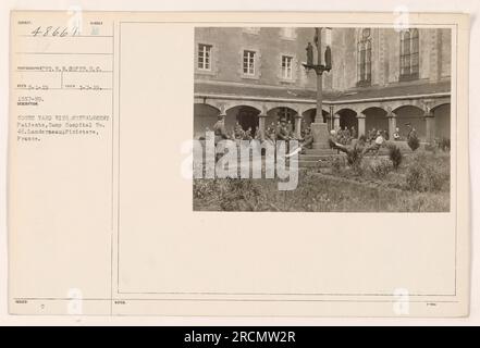 Les patients convalescents se détendent dans la cour de l'hôpital Camp n°46 à Landerneau, Finistère, France. La photographie a été prise le 7 janvier 1919 et fait partie d'une collection du photographe W.W. Sopep, avec référence catalogue 48667. L'image est étiquetée avec des détails supplémentaires, tels que SUBIECT 48667 et RECO 31-19 1557-19. Une note, marquée 966 18, peut contenir des informations supplémentaires. Banque D'Images