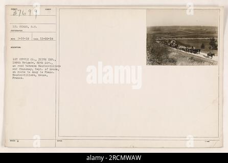 Des soldats de la 1e compagnie d'approvisionnement, 317e régiment d'infanterie, 159e brigade, 80e division, sont aperçus sur une route entre Baudonvilliers et Chanenay dans la Meuse. Ils sont en route pour Aney le Franc en France. Cette photographie a été prise par LT. Sears, S.C. le 22 novembre 1918. Banque D'Images