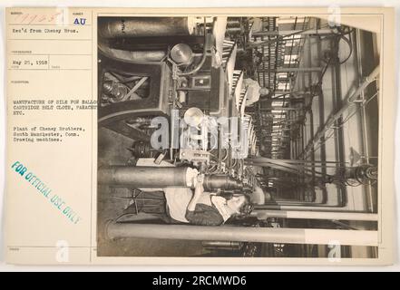 Image de machines à dessiner à l'usine Cheney Brothers à South Manchester, Connecticut. Ces machines ont été utilisées dans le processus de fabrication de la soie à diverses fins militaires pendant la première Guerre mondiale, y compris le tissu de ceinture de cartouche de ballon et les parachutes. Prise le 25 mai 1918. Usage officiel uniquement. Banque D'Images