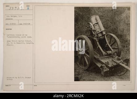 La photographie montre le lieutenant Hargan du S.C. (Signal corps) avec un allemand capturé de 17 cm 'Minnenwerfer', modèle 1916. Il a été pris le 27 avril 1918, à l'école de mortier de tranchée de l'armée à ft. De la Bonnelle, Langres, France. La photo a été publiée par l'A.E.P. (Personnel enrôlé dans l'armée) censurer le 7 janvier 1919. La description et les notes originales indiquent le numéro de référence 33707. Banque D'Images