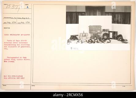 Cette image montre un appareil de radiotélégraphie, plus précisément les parties d'un poste émetteur et récepteur de radiotéléphone d'avion de type SCR-68, à l'exclusion du générateur, etc Il a été photographié par SIG. R. C. Recio le 9 août 1918, au Camp Alfred Vail à Little Silver, New Jersey. Cette photographie n'est pas destinée à la publication et est destinée à un usage officiel seulement. Il est marqué avec les notes '15377 1-006.' Banque D'Images
