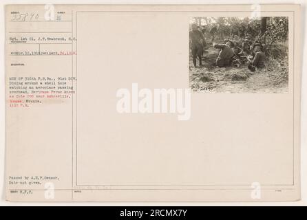 Personnel militaire du 316th F.S.BN., 91st DIV. à proximité d'un trou d'obus, dînant tranquillement tout en observant un avion volant au-dessus. L'emplacement est Bertrame ferme, communément appelé Côte 290 près d'Aubreville, Meuse, France. La photographie a été prise le 24 septembre 1918 à 1:15 H. Enregistré par Sgt. 1st cl. J.T. Seabrook, S.C. et photographié par Reconov le 12 novembre 1918. La photo a été approuvée par l'A.E.F. Censurer et publié avec le numéro officiel 25640 dans le W.F.C. Collection malaise. Aucun autre détail ou date n'a été fourni. » Banque D'Images