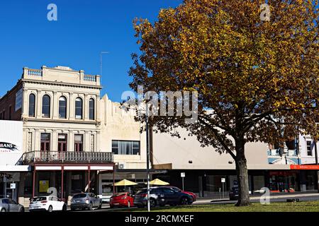 Ballarat Australie / le circa 1863 ancien Union Hotel à Sturt Street Ballarat.Looking down Ballarats Central main Street, Sturt Street.The City End Banque D'Images