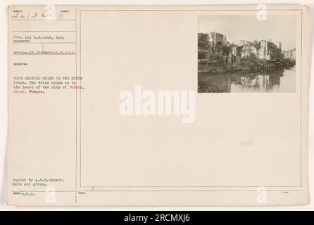 Vue montrant des ruines sur le front de la rivière à Verdun, France. La Meuse est située au coeur de la ville. La date de la photographie est incertaine. Banque D'Images