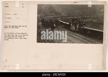 Les troupes américaines marchent le long de la rivière Mosselle dans la vallée de la Mosselle, près de Burg Arras, lors de leur marche vers le Rhin. Cette photographie capture l'armée d'occupation américaine en 1919. L'image est numérotée 50586 et prise par RECO, avec une description de 8,0. Banque D'Images