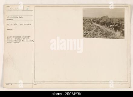 38305 : LT. JACKSON, S.C. a pris cette photo le 10-28-18 pendant la guerre mondiale 1. L'image montre le 108th Engineers (anciennement 1st Ill. Ingénieurs) de la 33e Division passant par Chattancourt, Meuse, France. Cette photographie a été prise par Issur M. MAM.M. FO. Banque D'Images