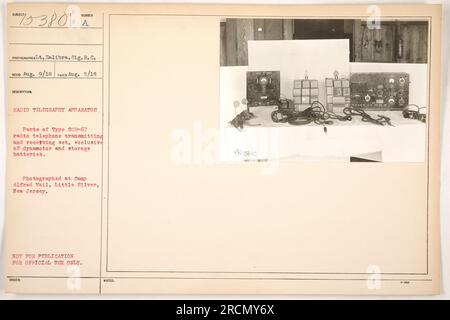 Légende : 'Photographie prise par le lieutenant Zalibra, US signal corps, le 5 août 1918 au camp Alfred Vail, Little Silver, New Jersey. L'image montre les pièces d'un poste émetteur et récepteur de radiotéléphone de type SCR-67, sans dynamotor et batteries d'accumulateurs. Cette photographie n'est pas destinée à la publication et est destinée à un usage officiel uniquement.' Banque D'Images