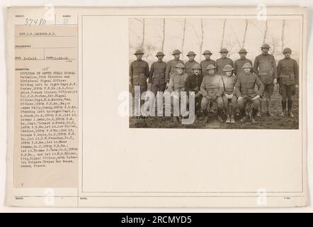 Il s'agit d'une photographie prise le 22 novembre 1918, montrant les officiers du 109th Field signal Battalion, 33rd Division, et officier divisionnaire des transmissions. Les individus sur la photo sont identifiés, ainsi que leurs positions et unités respectives. L'emplacement est Treyon sur Meuse, Heuse, France. La photographie est étiquetée avec le numéro d'enregistrement 37450. Banque D'Images