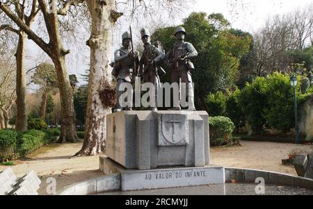 Monument 'Valor of Infantry', à l'extérieur de l'école pratique d'infanterie logée dans la partie de l'ancien couvent de Mafra, Portugal Banque D'Images