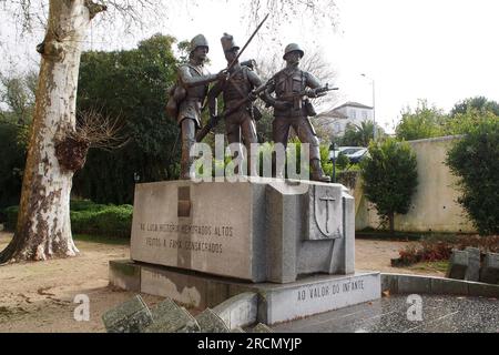 Monument 'Valor of Infantry', à l'extérieur de l'école pratique d'infanterie logée dans la partie de l'ancien couvent de Mafra, Portugal Banque D'Images