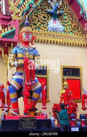 Statues de gardiens ou yaksha, guerriers gardiens qui éloignent les mauvais esprits, au Wat Kaew Fah Chulamanee. En thaï, les chiffres sont souvent simplement appelés yak, ce qui signifie géant. Banque D'Images