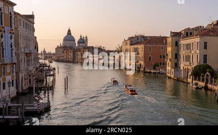 Lever du soleil sur le Grand Canal, Venise, Italie. Banque D'Images