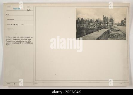 Les maisons détruites à Rethel, en France, sont vues dans cette vue de l'une des rues. Les fondations des maisons demeurent, servant de rappel brutal des destructions causées par les tirs d'artillerie pendant la première Guerre mondiale Le photographe 65168 a capturé la scène le 12 mai 1919. Banque D'Images