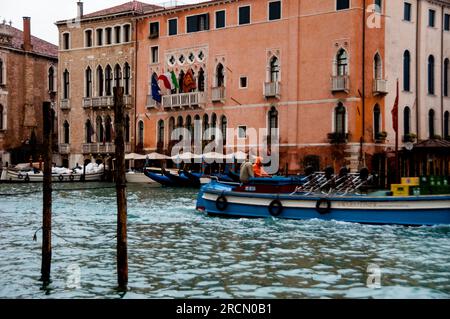 Palais gothique byzantin Sagredo-Morosini sur le Grand Canal à Venise, Italie. Banque D'Images