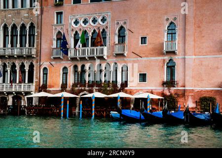 Palais gothique byzantin Sagredo-Morosini sur le Grand Canal à Venise, Italie. Banque D'Images