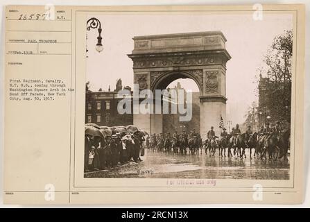 Premier régiment, Cavalerie, New York Garde nationale, passant par Washington Square Arch lors de la parade Send Off à New York le 30 août 1917. Banque D'Images