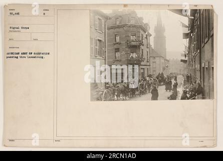 Les soldats américains de l'armée d'occupation passent par le Luxembourg pendant la première Guerre mondiale. Cette photographie, prise par le signal corps, est numérotée 50 446. Il montre les soldats se déplaçant à travers la ville, symbolisant la présence militaire américaine dans la région. La photo a été publiée avec la description "Armée d'occupation américaine passant par le Luxembourg." Banque D'Images