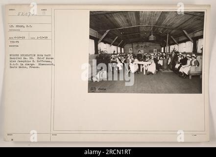 Cette image montre la salle de loisirs des infirmières à l'hôpital de base n° 59 à Rimaucourt, haute Marne, France pendant la première Guerre mondiale. L'infirmière en chef Mlle Josephine E. Heffernan, N.A.C. est responsable de l'établissement. La photographie a été prise le 12 janvier 1919 par le lieutenant Sears, S.C. et a été émise le 14 avril 1919. Banque D'Images