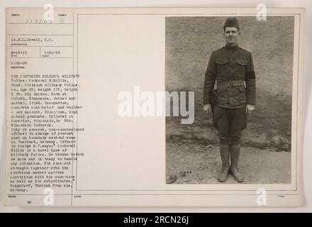 Le caporal W. Willis, officier de police militaire de la 32e division, est représenté sur cette photo. Il a 25 ans, pèse 175 livres et mesure 5 pieds. 10 1/2 pouces de hauteur. Né à Duluth, Minnesota, ses parents sont d'origine irlandaise. Ancien entrepreneur et constructeur de béton, il s'enrôle dans le 6th Wisconsin Infantry. Actuellement, il est sous-officier en charge d'un poste de prévôt dans la zone neutre de Rossbach, en Allemagne. Décrit comme un policier militaire modèle, le caporal Willis est connu pour sa forte présence physique, sa prise de décisions réfléchie et son comportement courtois. PH Banque D'Images