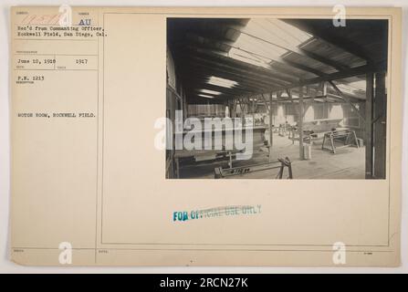 Une photographie en noir et blanc prise en 1917 à Rockwell Field à San Diego, Californie. L'image montre une salle des moteurs, peut-être utilisée pour l'entretien et la réparation de véhicules militaires. La photographie porte le sous-titre « 19599 » et porte la mention « usage officiel uniquement ». Banque D'Images