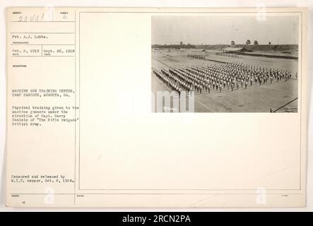 Les soldats participent à un entraînement physique dans un centre d'entraînement aux mitrailleuses à Camp Hancock, Augusta, Géorgie. La formation est supervisée par le capitaine Harry Daniels de l'armée britannique du carreau Baigade. Cette photographie a été prise le 26 septembre 1918 et a été censurée et publiée par le censeur du M.I.D. le 8 octobre 1918. Banque D'Images