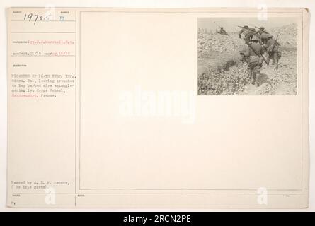 Des soldats de la compagnie du quartier général du 164e régiment d'infanterie quittent leurs tranchées à l'école du 1e corps à Gondrecourt, en France, le 21 septembre 1918. Leur mission est de poser des enchevêtrements de fils barbelés. La photographie, numérotée 19705, a été prise par le sergent J.J. Marshall et publié par la division des pionniers. Approuvé par le censeur de l'A.E.F. Banque D'Images