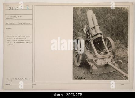 Soldats américains examinant un « Minnenwerfer » (mortier de tranchée) allemand capturé à l'école de morsure de tranchée de l'armée à Langres, en France. La photographie a été prise par le lieutenant Hargan et publiée par le censeur de l'A.E.F. le 7 janvier 1919. Légende : « soldats américains examinant un allemand capturé Minnenwerfer à l'école de morsure de tranchée de l'armée, Langres, France ». Banque D'Images