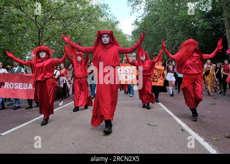 Londres, Royaume-Uni. 15 juillet 2023. Les Red Rebels dirigent les militants climatiques de Fossil Free London, Just Stop Oil et d'autres alors qu'ils se rassemblent pour marcher contre le projet pétrolier et gazier de Rosebank. Rosebank est le plus grand champ pétrolier non développé du Royaume-Uni, situé en mer du Nord et fait face à des retards dans son approbation. Crédit : Photographie de onzième heure / Alamy Live News Banque D'Images