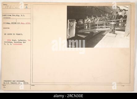 Des soldats du 56th Regiment of Infantry de la 7th Division sont vus à bord de l'U.S.S. Leviathan en route pour la France pendant la première Guerre mondiale. La photo a été prise le 2 août 1918 par le lieutenant William Fox du signal corps. L'image a été censurée et publiée le 23 août 1918. Banque D'Images