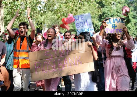 Londres, Royaume-Uni. 15 juillet 2023. Des militants pour le climat de Fossil Free London, Just Stop Oil et d'autres, se sont réunis pour marcher du Department for Energy Security & Net Zero (DEZNS) à Equinor. Contre le projet pétrolier et gazier de Rosebank, mené par le géant énergétique norvégien Equinor. Rosebank est le plus grand champ pétrolier non développé du Royaume-Uni, situé en mer du Nord et fait face à des retards dans son approbation. Crédit : Photographie de onzième heure / Alamy Live News Banque D'Images