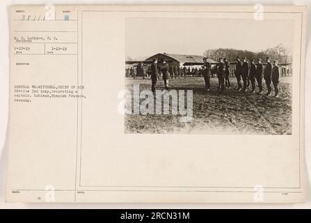 Le général William Mitchell, chef du service aérien de la 3e armée, est vu sur cette photographie décorant un capitaine à Coblens, en Prusse rhénane, en Allemagne. La photographie a été prise le 10 février 1919 et la description a été émise le 10 janvier 1919. Banque D'Images