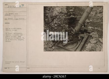 Le lieutenant Hargan de l'école de mortier de tranchée de l'armée est vu sur cette photographie. L'image montre un mortier de tranchée de 240 mm de conception française placé dans un emplacement d'étable. Le mortier de tranchée est exposé avec son projectile et sa charge de poudre. Cette photographie a été prise le 27 avril 1918, à Pt. De la Bonnelle à Langres, France. Il a été publié par l'A.E.F. Censurer le 7 janvier 1919. Banque D'Images