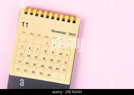 Novembre 2023 Calendrier de bureau mensuel pour 2023 année fabriqué à partir de papier artisanal sur beau fond. Banque D'Images