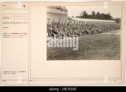 Un groupe de membres du personnel de la base Hospital 101 à St. Nazaire, France. La photographie a été prise le 24 juin 1918 par le soldat L. P. Goldshlag du signal corps. La photographie a été transmise par le censeur A. E. F. le 16 juillet 1918. L'image est désignée 15086 dans la collection. Banque D'Images