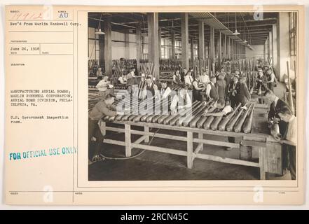 Fabrication de bombes aériennes à Marlin Rockwell Corporation, Aerial Bomb Division à Philadelphie, Pennsylvanie. Cette salle d'inspection du gouvernement américain assure le contrôle de la qualité des bombes. La photographie a été prise le 24 juin 1918. (Remarque : la dernière phrase et les chiffres à la fin semblent fournir des informations descriptives supplémentaires sur la photographie.) Banque D'Images