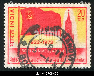 INDE - CIRCA 1972 : timbre imprimé par l'Inde, montrant le drapeau de l'URSS et la tour Spasski, circa 1972 Banque D'Images