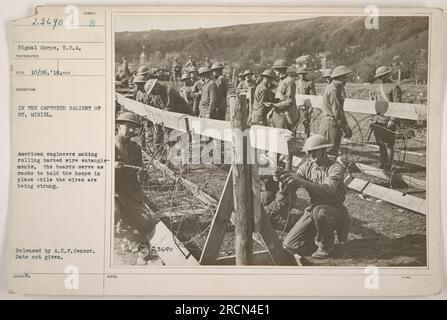 Les ingénieurs américains construisent des enchevêtrements de barbelés roulants dans le saillant capturé de St. Mihiel pendant la première Guerre mondiale. Les racks fabriqués à partir de planches sont utilisés pour maintenir les cerceaux en place pendant que les fils sont enfilés. La photographie a été publiée par A.E.F. Censurer et la date n'est pas fournie. Banque D'Images