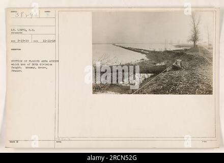 Soldats de la 90e division traversant une section d'une zone inondée à Mousay, Meuse, France pendant la première Guerre mondiale La photographie a été prise le 11 novembre 1918 par le lieutenant Lentz, S.C. L'image capture les conditions difficiles et périlleuses auxquelles les soldats ont dû faire face pendant leur combat. Banque D'Images