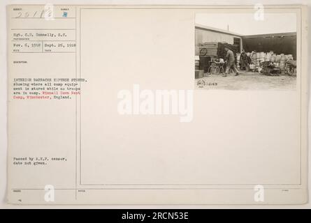 Vue intérieure des magasins de dépenses de caserne à Winnall Down Rest Camp, Winchester, Angleterre. La photographie prise le 26 septembre 1918 par le sergent C.D. Donnelly du signal corps montre la zone de stockage pour l'équipement du camp en l'absence de troupes. Elle a été approuvée par le censeur de l'A.E.F. et a reçu le numéro de photographie 25183. Banque D'Images