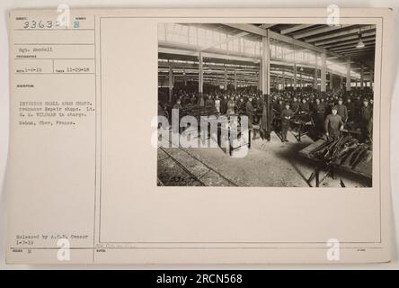 Vue intérieure d'un atelier de réparation d'armes légères à Mehun, cher, France pendant la première Guerre mondiale. Lieutenant W.H. Wildman est vu en charge. Photographie prise par le sergent Randall le 29 novembre 1918. Publié par A.E.F. Censurer le 7 janvier 1919. Banque D'Images