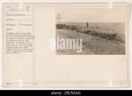 Soldats américains debout la garde dans No Man's Land le matin du 11 novembre 1918. Leur devoir est d'empêcher les personnes non autorisées d'entrer dans la zone évacuée et d'aider les prisonniers alliés libérés qui franchissent les lignes. Cette vue panoramique a été prise entre St. Hilaire et Butgneville en Meuse, France. Banque D'Images